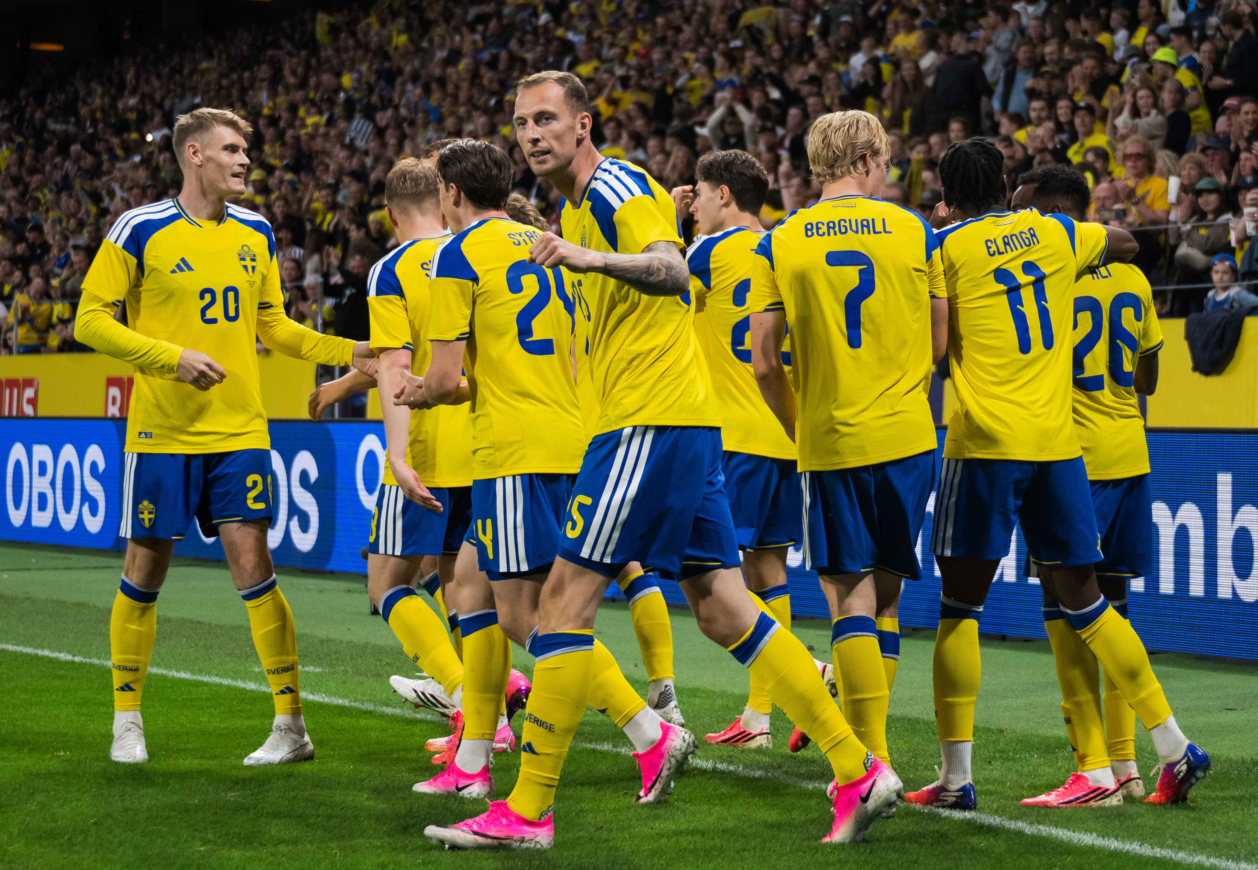 Gustaf Nilsson i svenska landslaget firar med sina lagkamrater efter att ha gjort 2–1 under den internationella vänskapsmatchen i fotboll mellan Sverige och Grekland den 4 juni 2026 i Stockholm.
