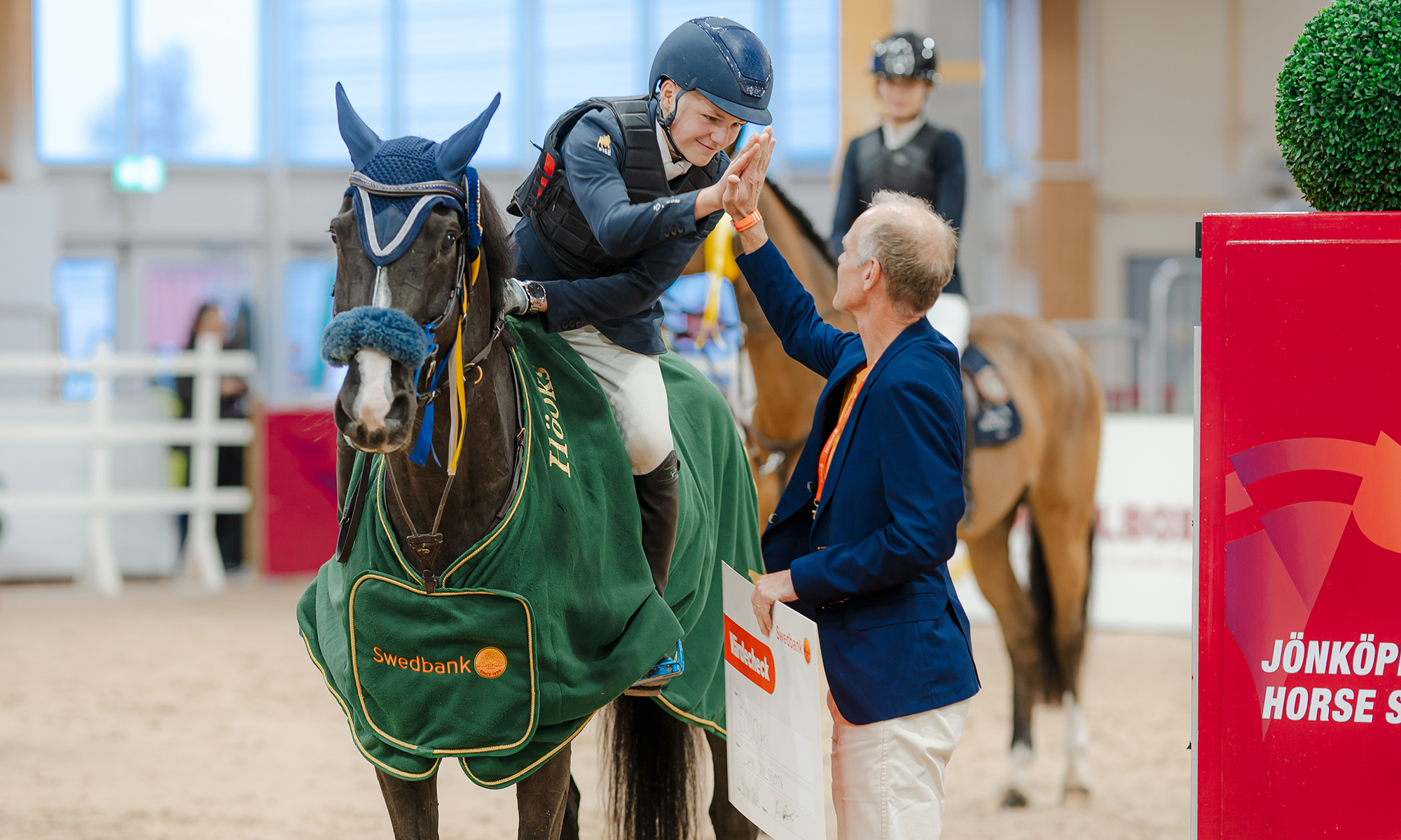 Swedbank delar ut pris på Jönköpings Horse Show